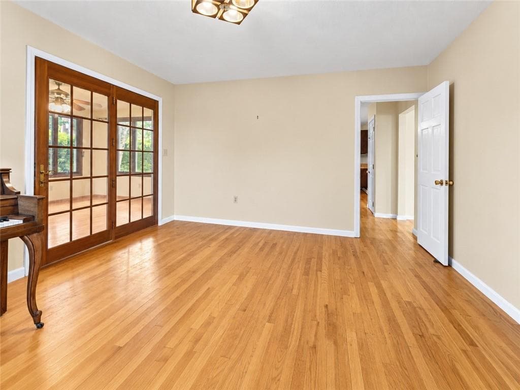 Single Family Residence at 5 Kimberly Ann Drive, Smithfield, photo 10 of 38
