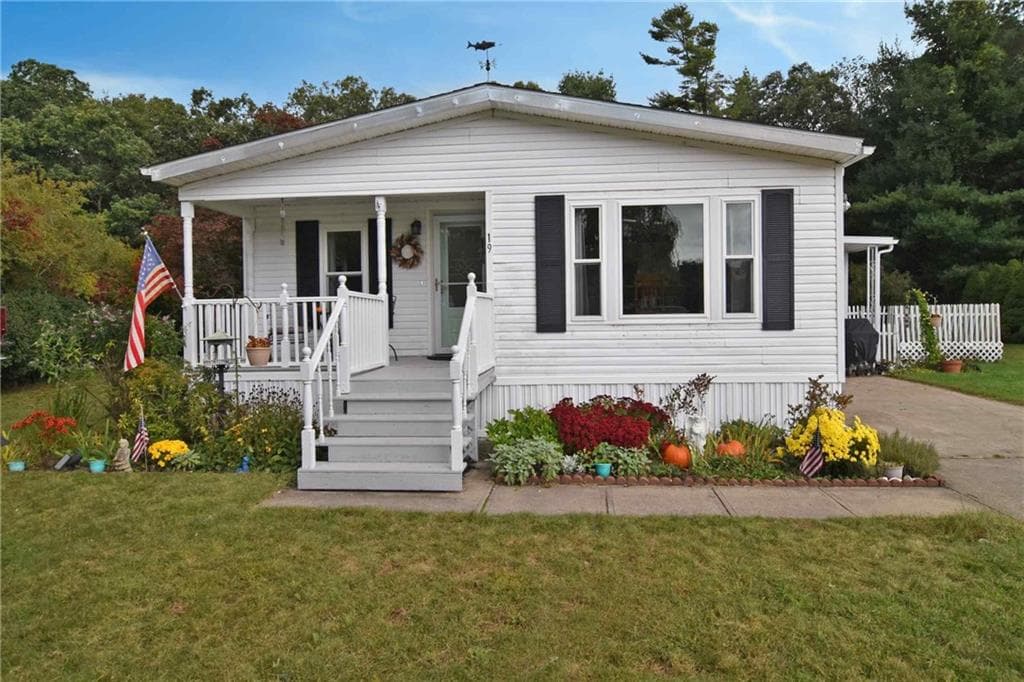 Single Family Residence at 19 Healey Brook Court, South Kingstown, photo 2 of 30