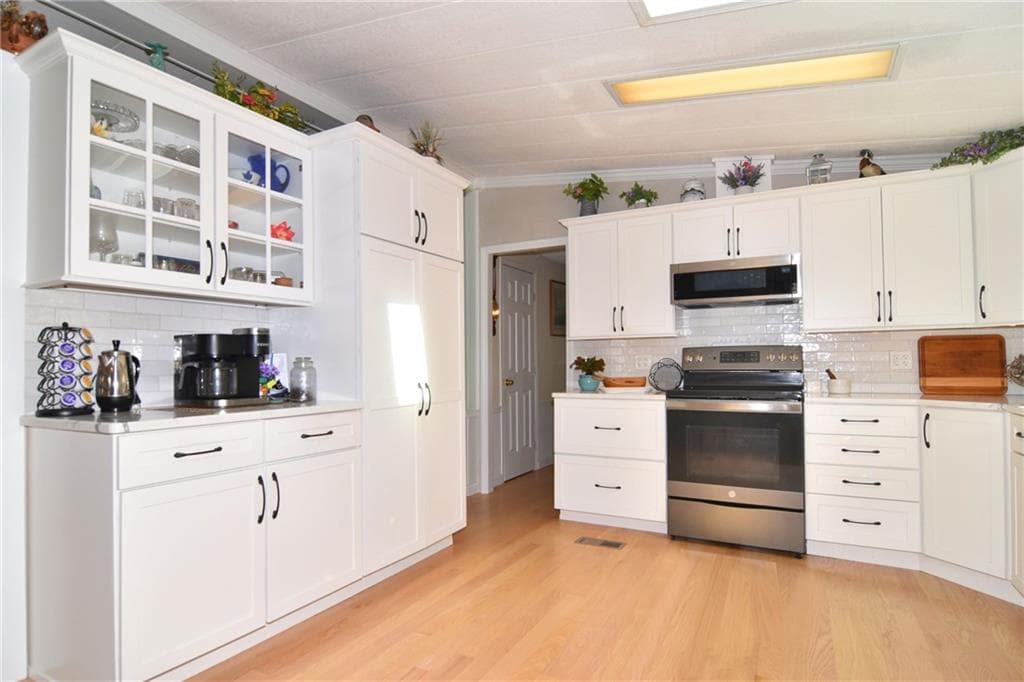 Single Family Residence at 19 Healey Brook Court, South Kingstown, photo 10 of 30