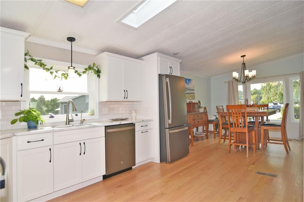 Single Family Residence at 19 Healey Brook Court, South Kingstown, photo 11 of 30