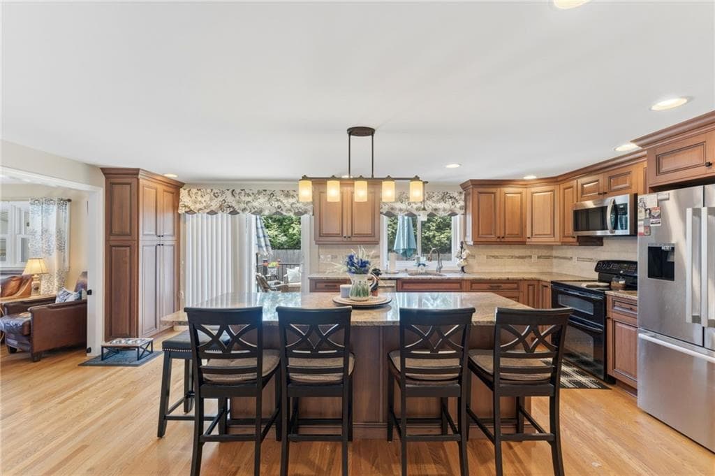 Single Family Residence at 6 Setian Circle, Johnston, photo 2 of 28