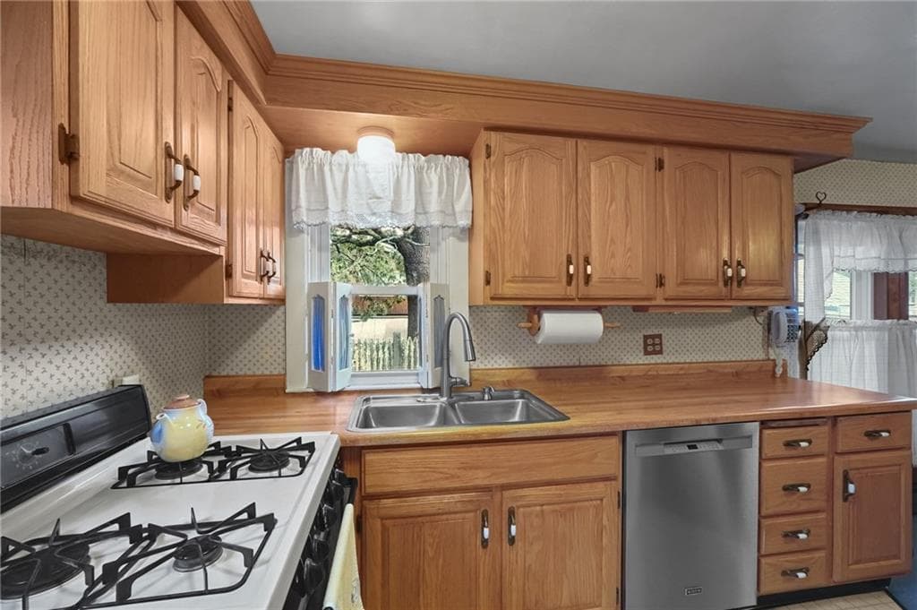 Single Family Residence at 64 Crest Avenue, Warwick, photo 9 of 29