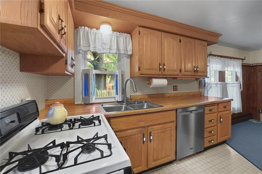 Single Family Residence at 64 Crest Avenue, Warwick, photo 10 of 29
