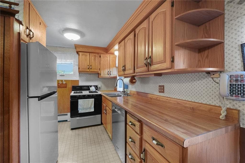 Single Family Residence at 64 Crest Avenue, Warwick, photo 11 of 29