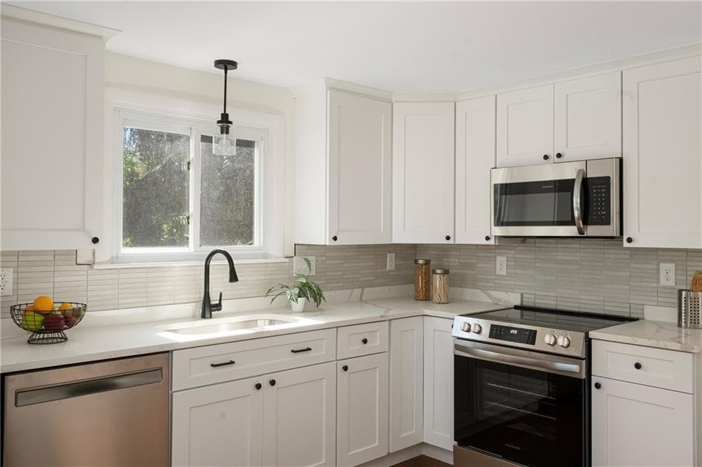 Single Family Residence at 330 Manolla Avenue, Warwick, photo 7 of 32