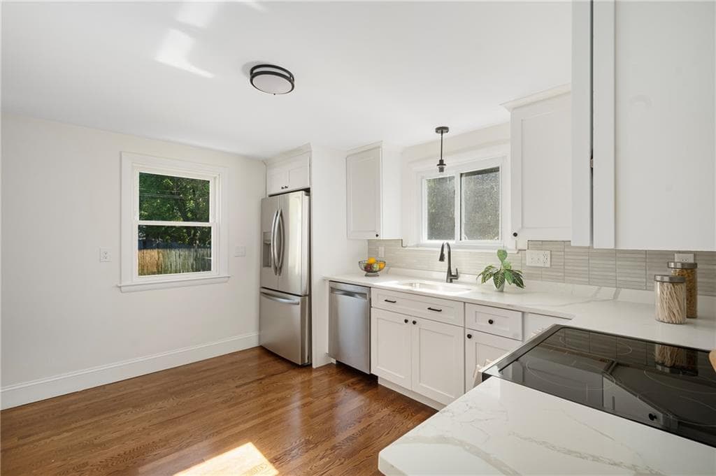 Single Family Residence at 330 Manolla Avenue, Warwick, photo 5 of 32