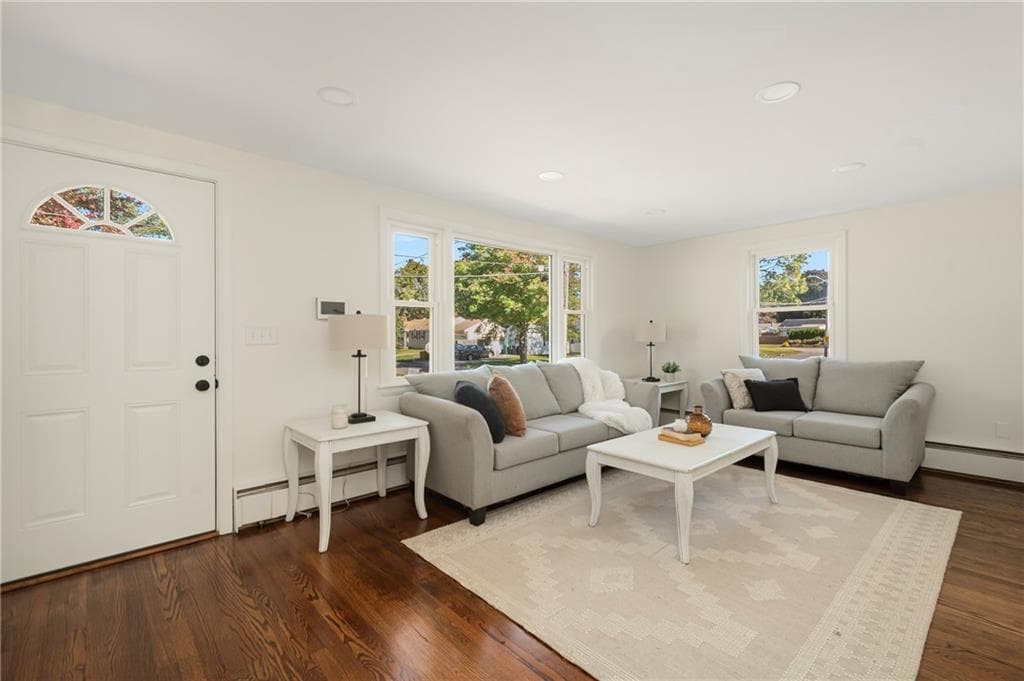 Single Family Residence at 330 Manolla Avenue, Warwick, photo 10 of 32