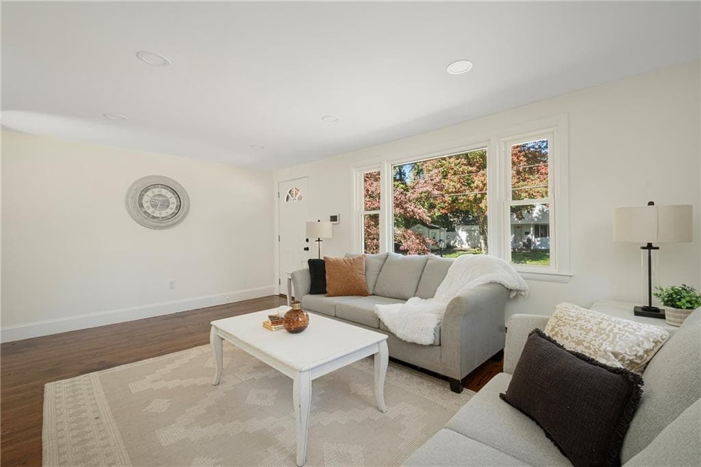 Single Family Residence at 330 Manolla Avenue, Warwick, photo 8 of 32