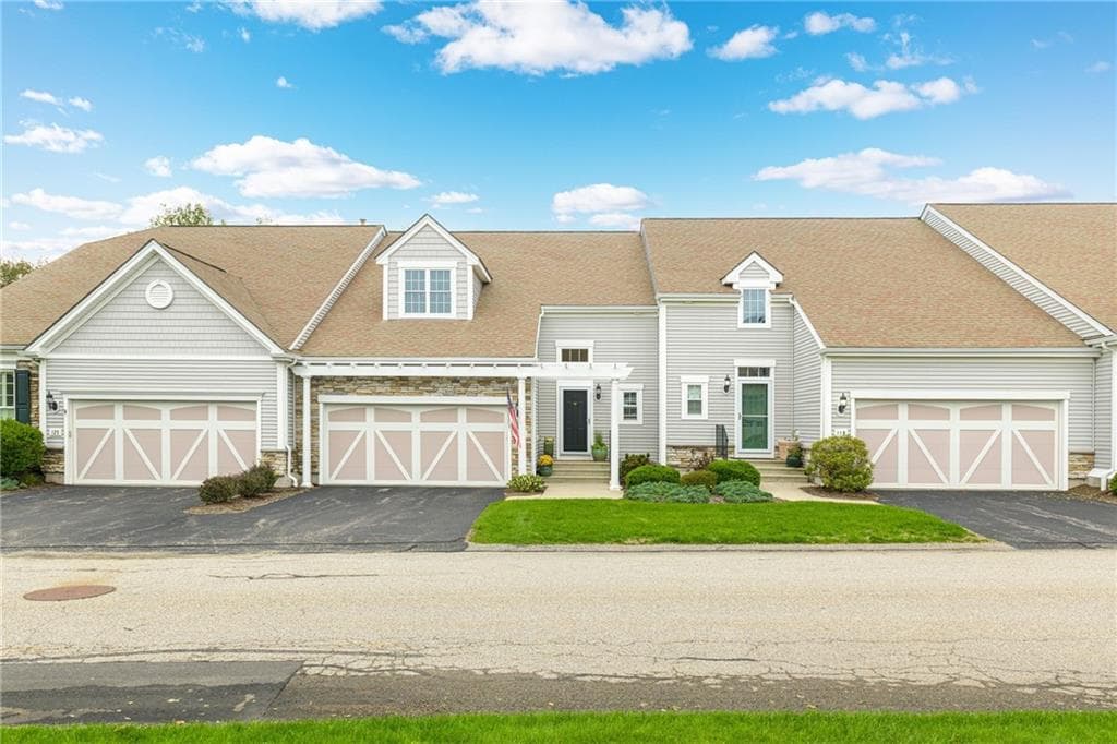 Condominium at 121 Hampton Way, South Kingstown, photo 2 of 44