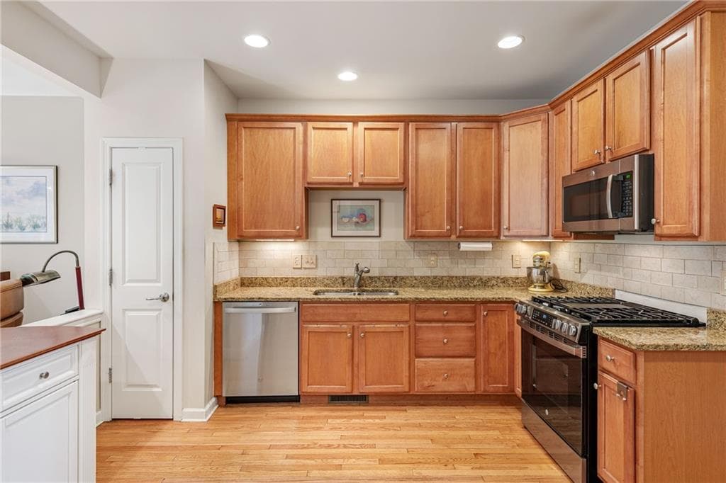 Condominium at 121 Hampton Way, South Kingstown, photo 11 of 44