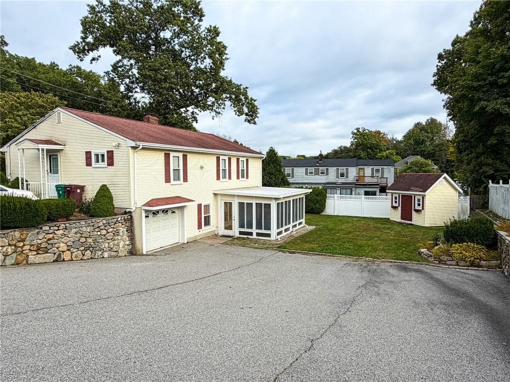 Single Family Residence at 411 Mendon Road, Woonsocket, photo 4 of 31