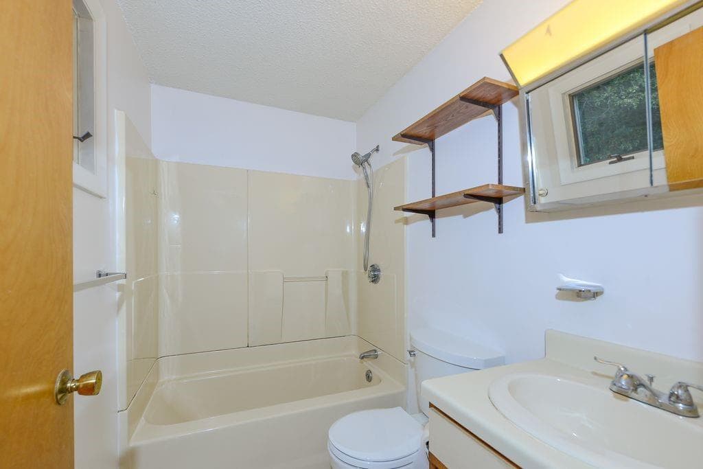 Condominium at 29 West Castle Way UNIT B, Charlestown, photo 11 of 13