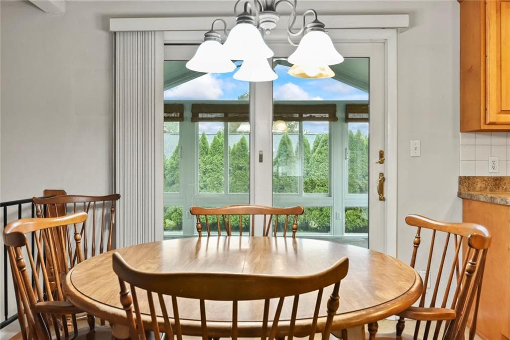 Single Family Residence at 27 Bowman Drive, Warwick, photo 9 of 30
