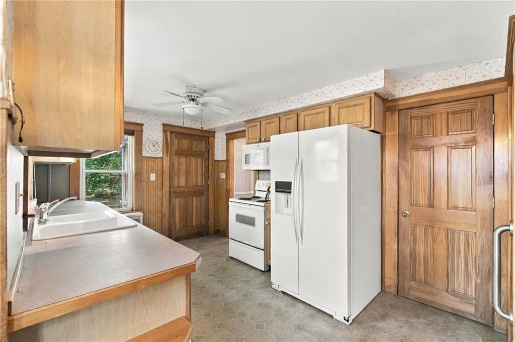 Single Family Residence at 11 Tourtelott Avenue, Warwick, photo 9 of 19