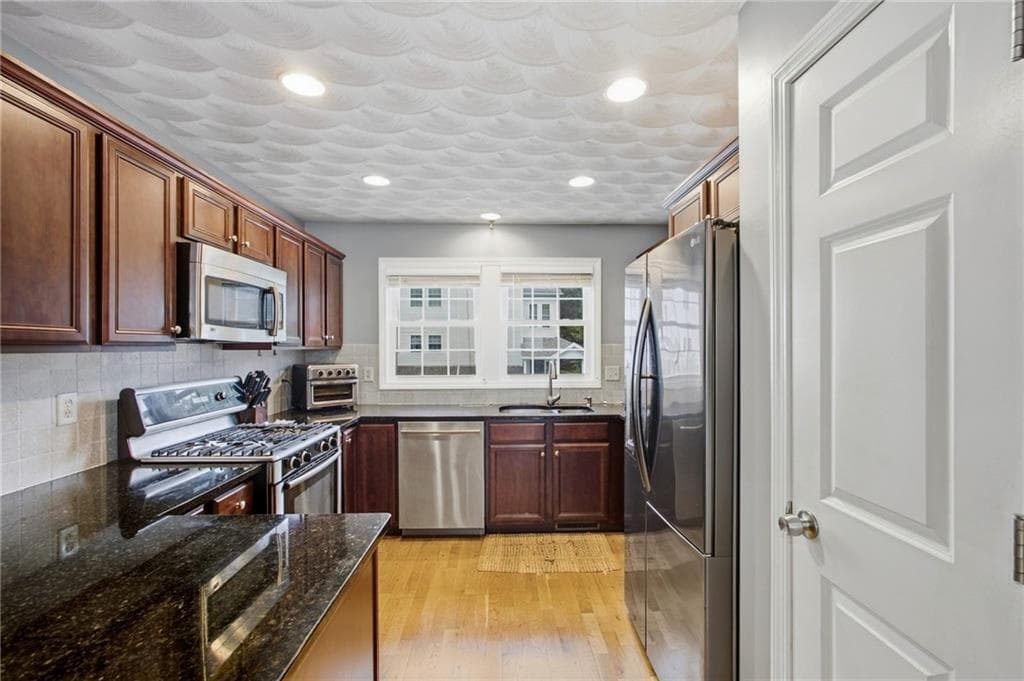 Condominium at 68 Red Brook Lane, West Warwick, photo 6 of 37