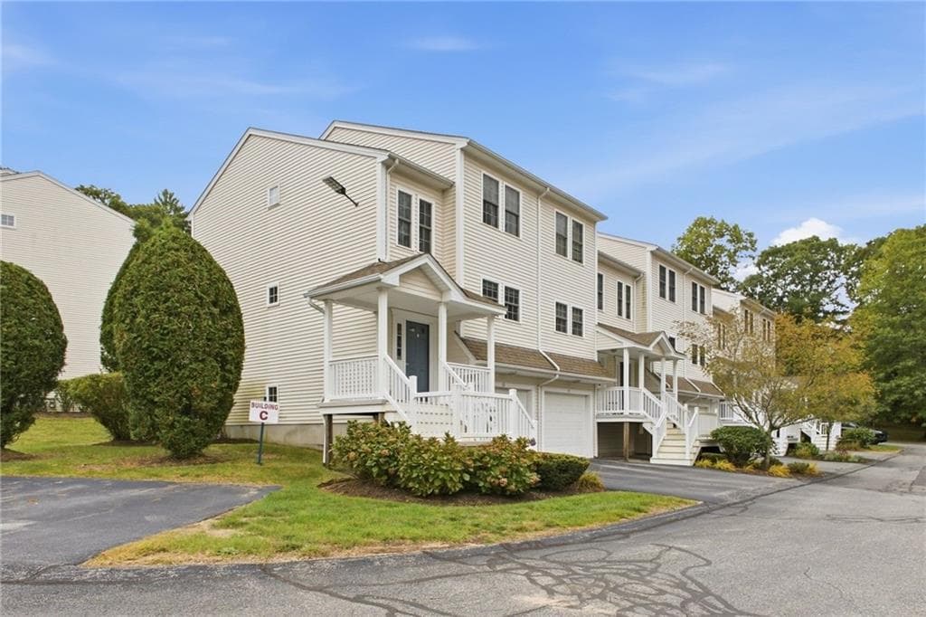 Condominium at 68 Red Brook Lane, West Warwick, photo 3 of 37
