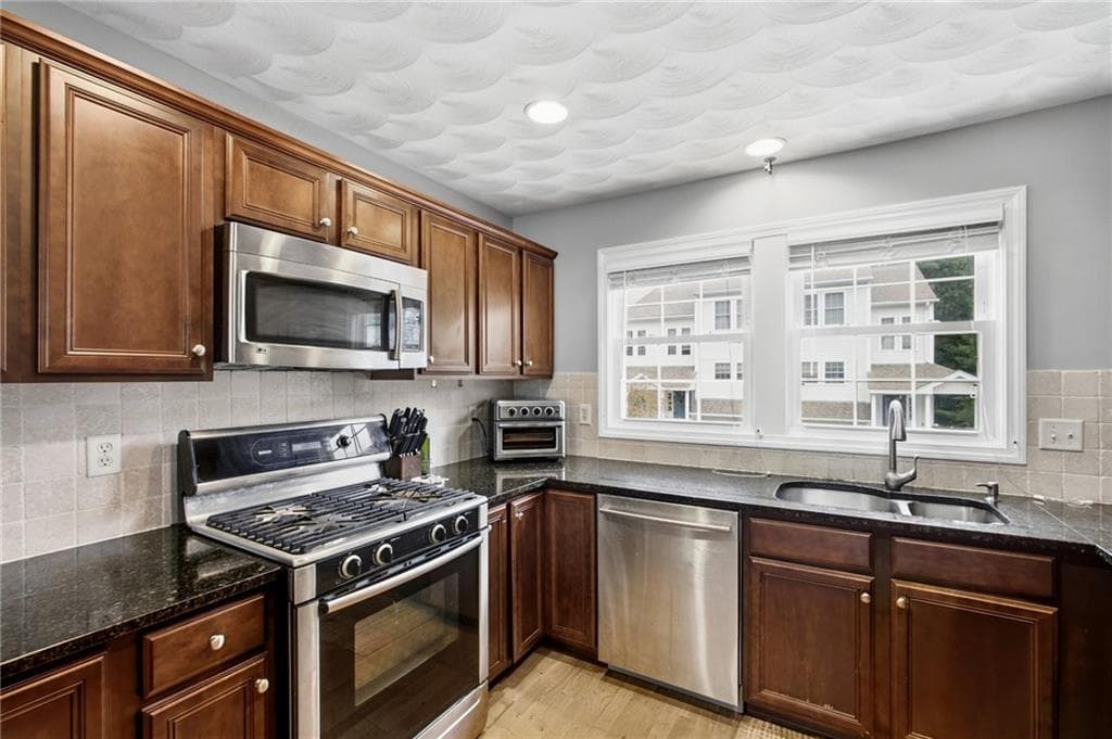 Condominium at 68 Red Brook Lane, West Warwick, photo 9 of 37