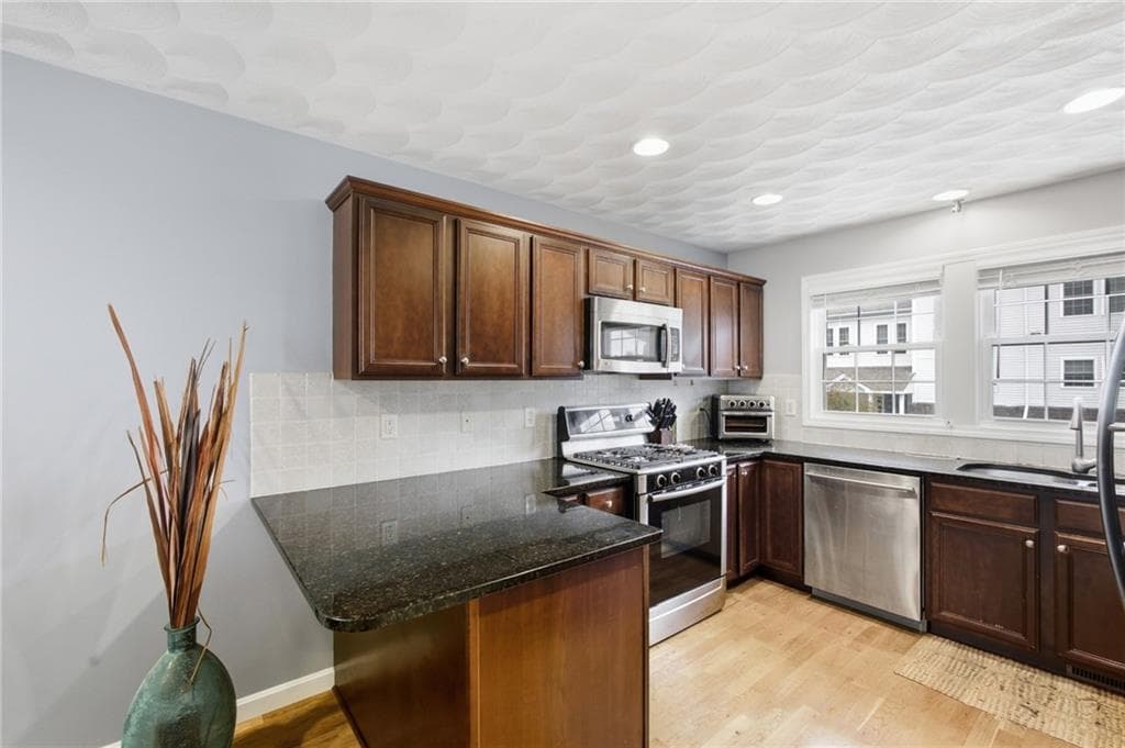 Condominium at 68 Red Brook Lane, West Warwick, photo 8 of 37