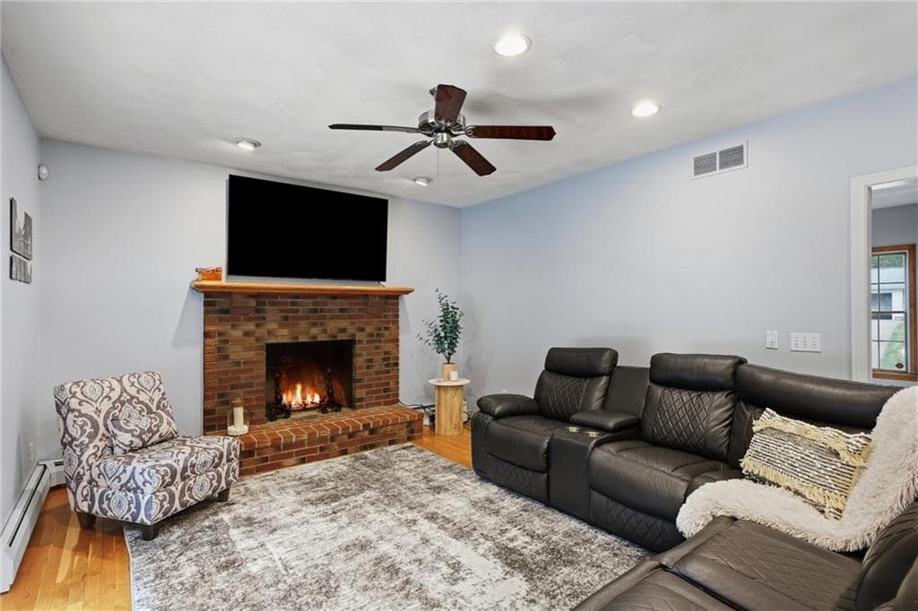 Single Family Residence at 274 Larchwood Drive, Warwick, photo 6 of 24