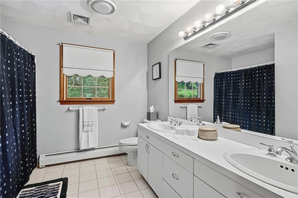 Single Family Residence at 274 Larchwood Drive, Warwick, photo 13 of 24