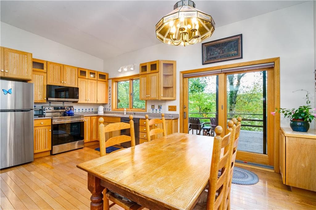 Single Family Residence at 327 North Road, South Kingstown, photo 9 of 40