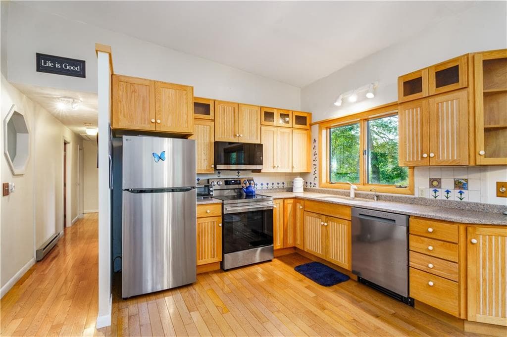 Single Family Residence at 327 North Road, South Kingstown, photo 11 of 40