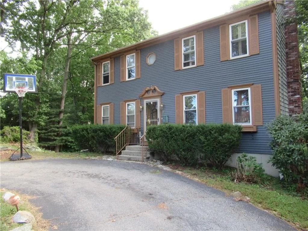 83 83A Locust Avenue