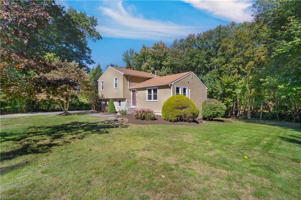 Single Family Residence at 21 Janet Drive, Johnston, photo 2 of 43
