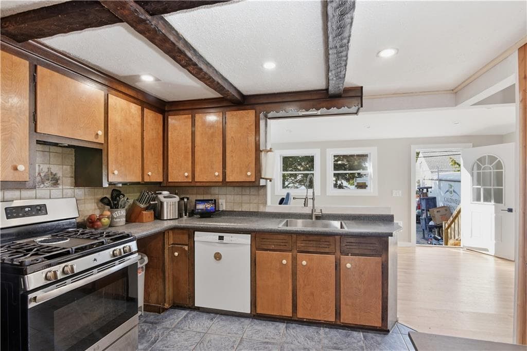 Single Family Residence at 16 Ash Avenue, Cranston, photo 4 of 22