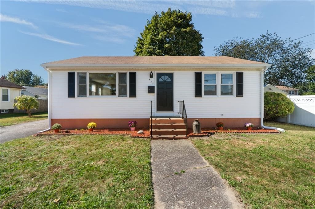 Single Family Residence at 437 Harrington Avenue, Warwick, photo 2 of 32