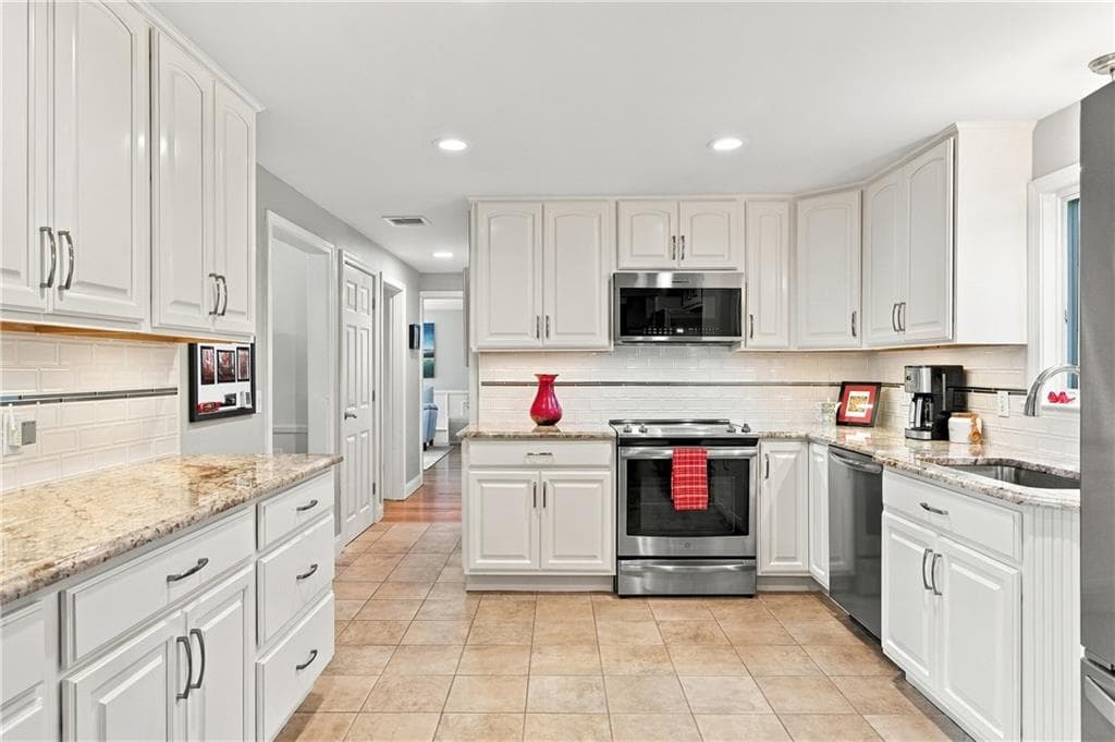 Single Family Residence at 5 Sunnyside Drive, Cumberland, photo 17 of 46