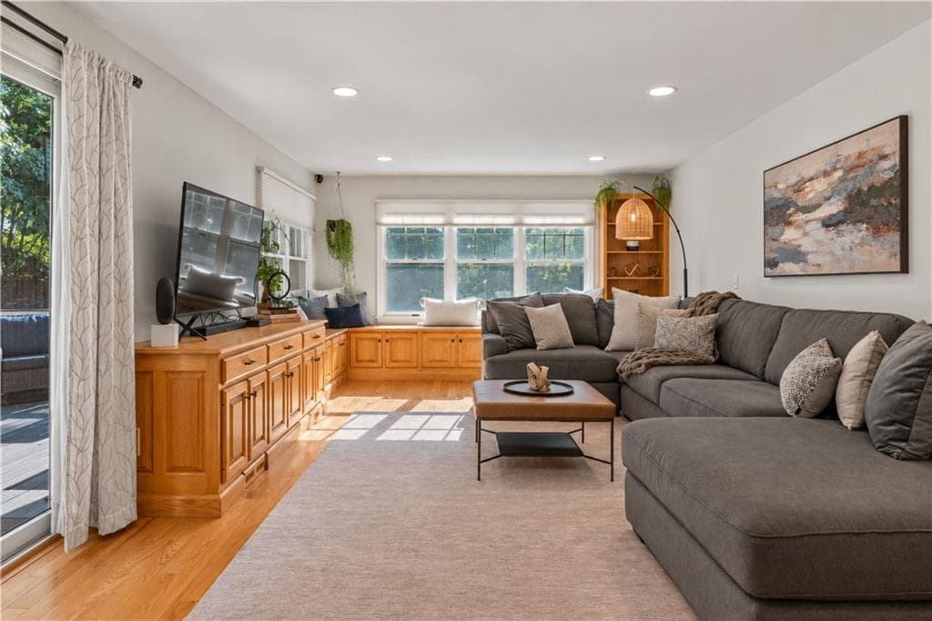Single Family Residence at 10 Highbush Terrace, North Kingstown, photo 12 of 47