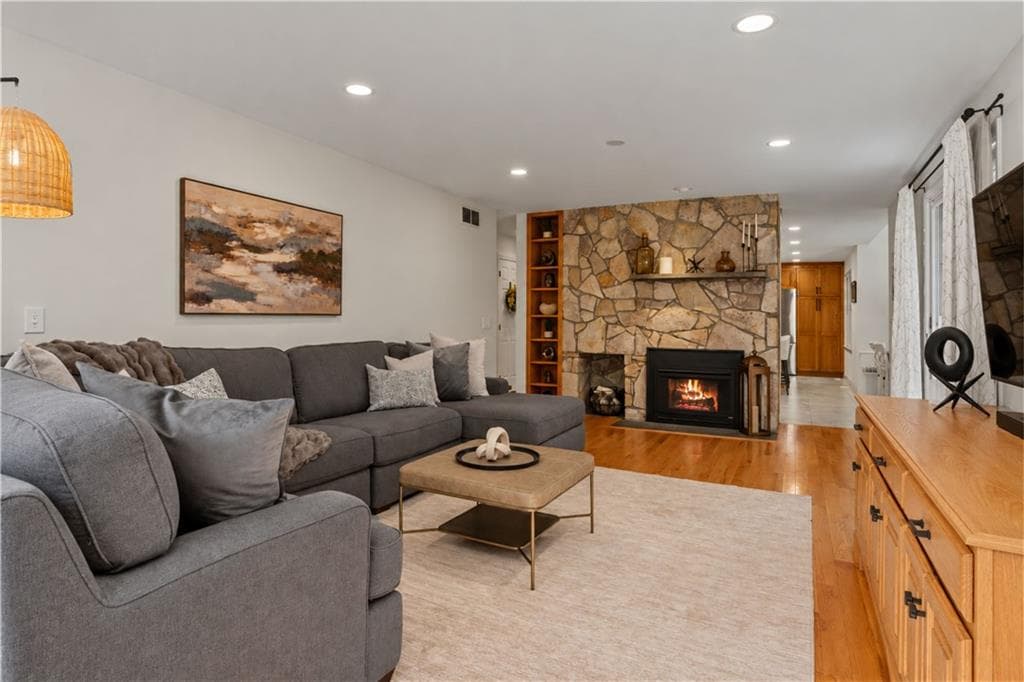 Single Family Residence at 10 Highbush Terrace, North Kingstown, photo 15 of 47