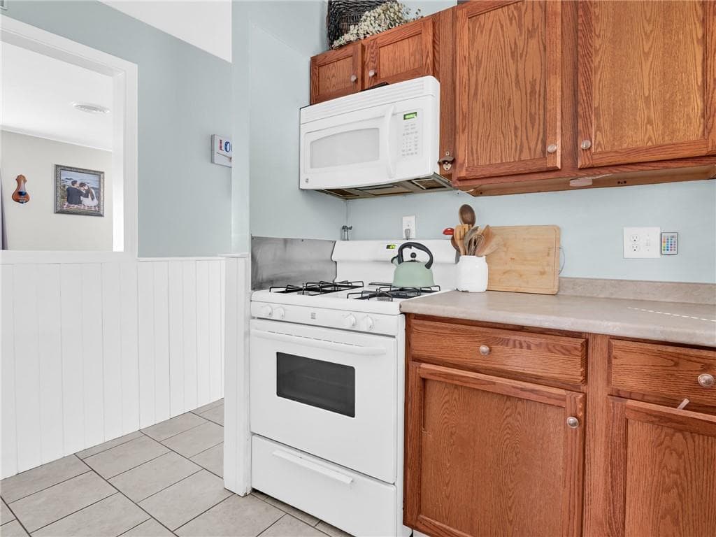 Single Family Residence at 126 Vernon Street, Warwick, photo 8 of 33