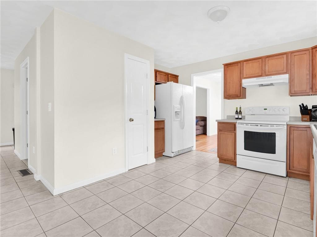 Single Family Residence at 109 Pinnery Avenue, Warwick, photo 12 of 26