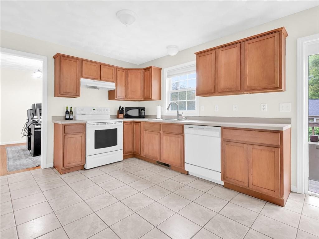 Single Family Residence at 109 Pinnery Avenue, Warwick, photo 10 of 26