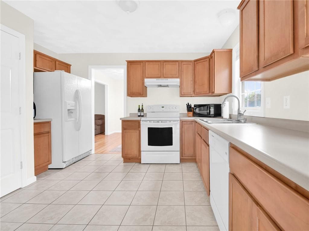 Single Family Residence at 109 Pinnery Avenue, Warwick, photo 11 of 26