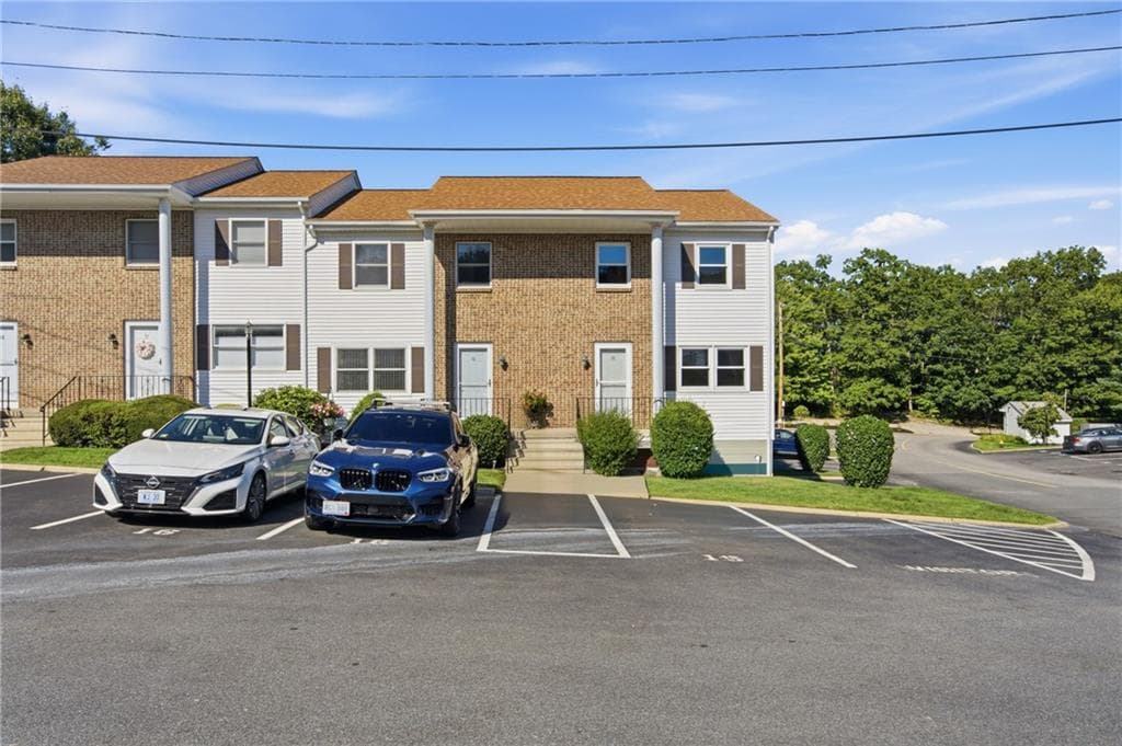Condominium at 16 Scenery Lane, Johnston, photo 2 of 31