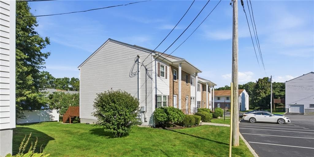 Condominium at 16 Scenery Lane, Johnston, photo 4 of 31