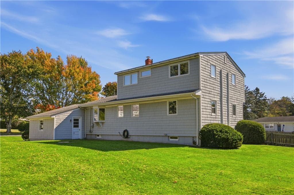 Single Family Residence at 31 REDWOOD Road, Portsmouth, photo 6 of 50
