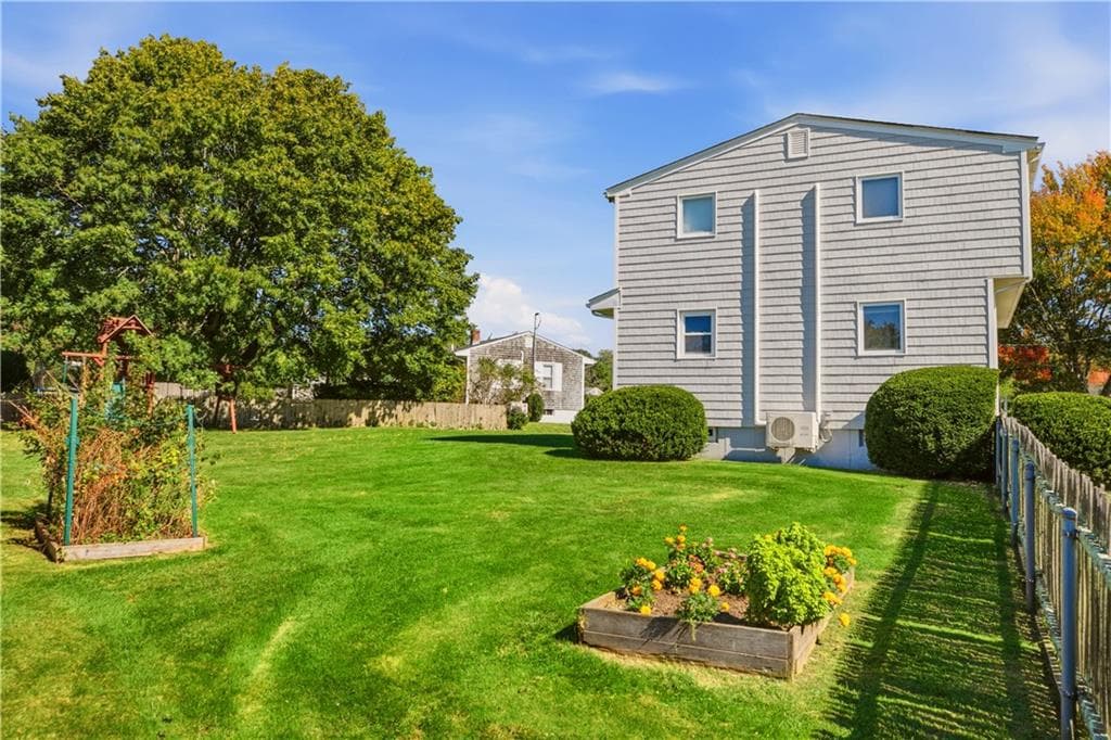Single Family Residence at 31 REDWOOD Road, Portsmouth, photo 7 of 50