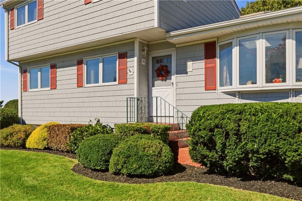 Single Family Residence at 31 REDWOOD Road, Portsmouth, photo 8 of 50