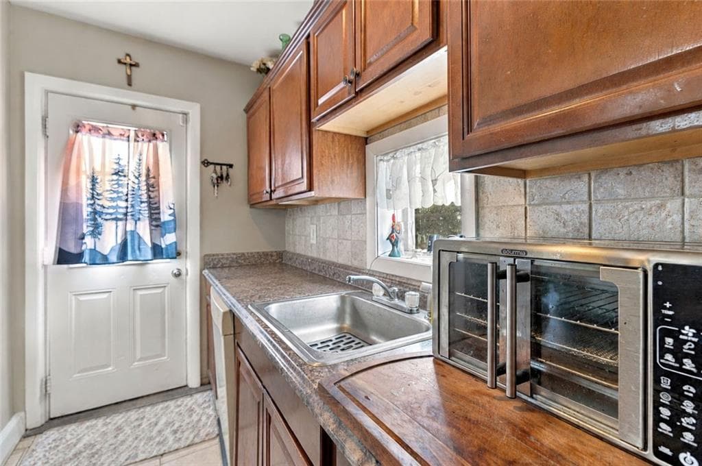 Single Family Residence at 33 What Cheer Avenue, Providence, photo 17 of 26