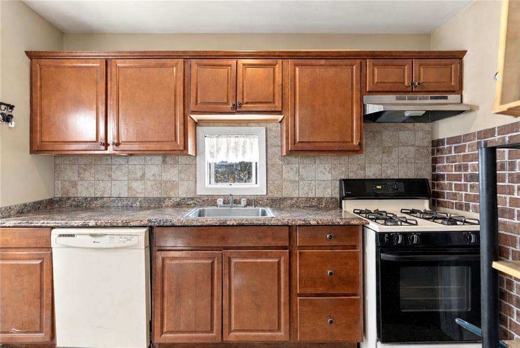 Single Family Residence at 33 What Cheer Avenue, Providence, photo 15 of 26