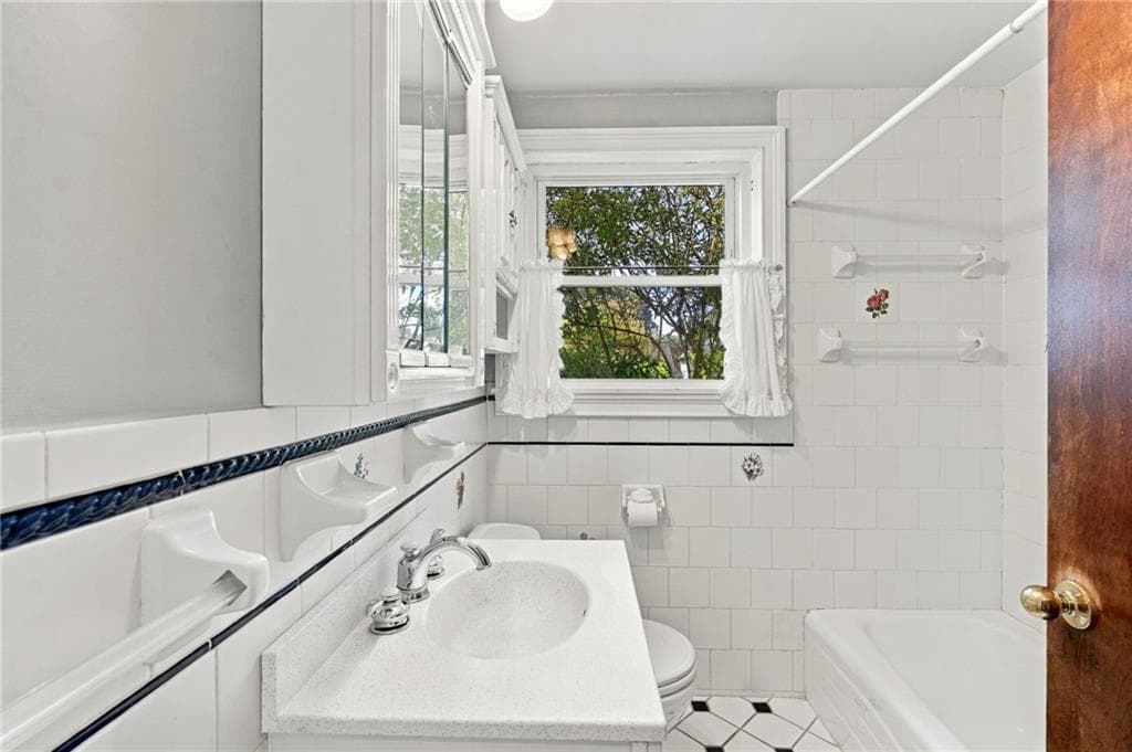 Single Family Residence at 143 Dorr Avenue, East Providence, photo 16 of 29
