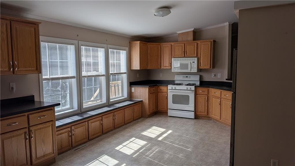 Single Family Residence at 10 Lisa's Way, Coventry, photo 6 of 20