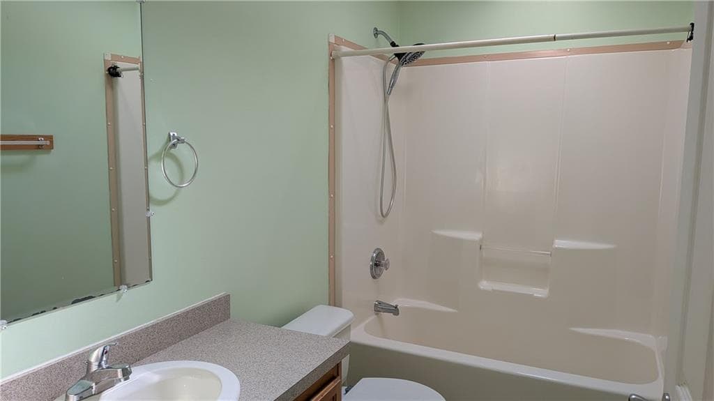 Single Family Residence at 10 Lisa's Way, Coventry, photo 16 of 20