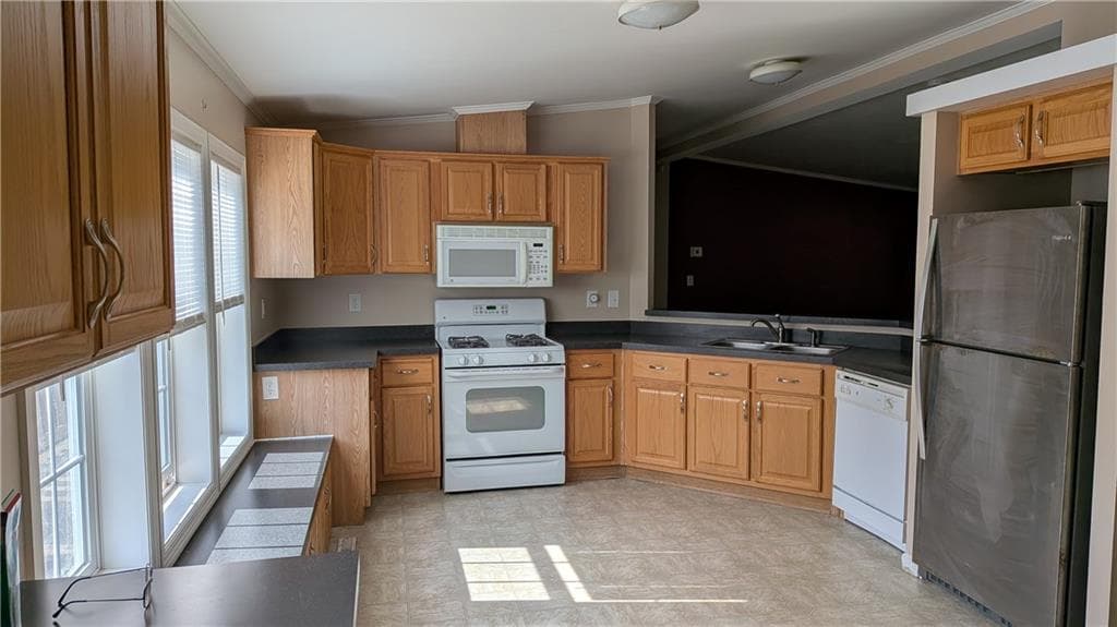 Single Family Residence at 10 Lisa's Way, Coventry, photo 7 of 20