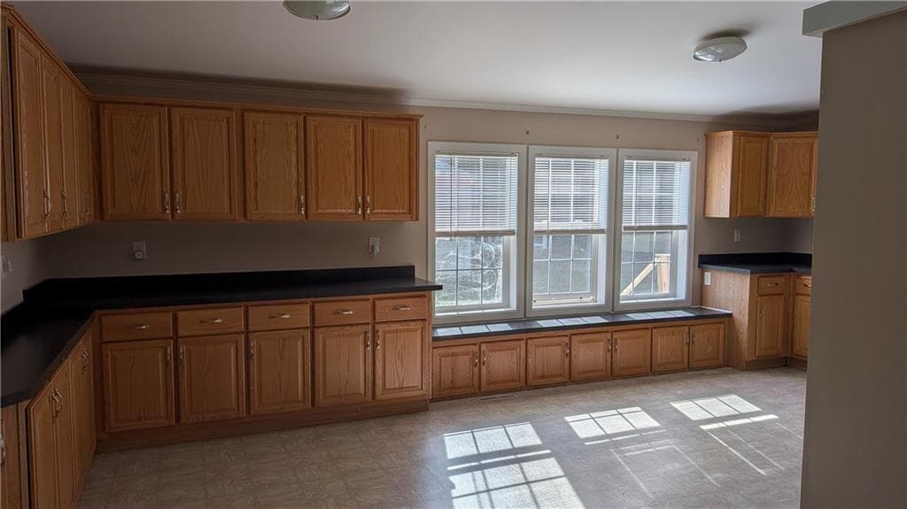 Single Family Residence at 10 Lisa's Way, Coventry, photo 8 of 20