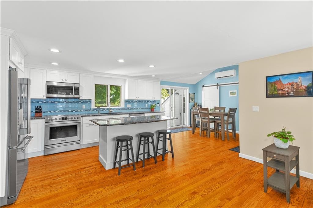 Single Family Residence at 20 Kinnicutt Avenue, Warren, photo 7 of 45